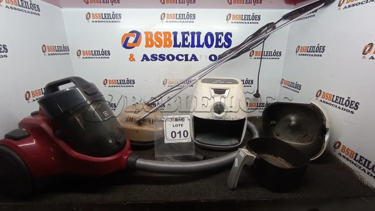 LOTE 010 - 01 AIR FRYER MARCA PHILCO, 01 ENCERADEIRA DOMÉSTICA MARCA WALITA E 01 ASPIRADOR DE PÓ MARCA ELECTROLUX. (NO ESTADO) ATENÇÃO! FAZER A VISITAÇÃO ANTES DE ARREMATAR, NÃO SABEMOS SE FUNCIONA, LEILÃO NÃO TEM GARANTIA E NEM DEVOLUÇÃO, SUJEITO A POSSÍVEIS AVARIAS VISÍVEIS/OCULTAS E/OU AUSÊNCIA DE COMPONENTES.