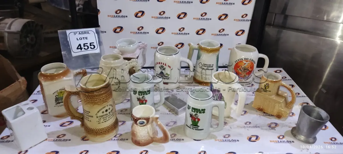 LOTE 455 - 13 CANECAS DECORATIVAS DE MARCAS E MODELOS DIVERSOS. (NO ESTADO) ATENÇÃO! FAZER A VISITAÇÃO ANTES DE ARREMATAR, NÃO SABEMOS SE FUNCIONA, LEILÃO NÃO TEM GARANTIA E NEM DEVOLUÇÃO, SUJEITO A POSSÍVEIS AVARIAS VISÍVEIS/OCULTAS E/OU AUSÊNCIA DE COMPONENTES.