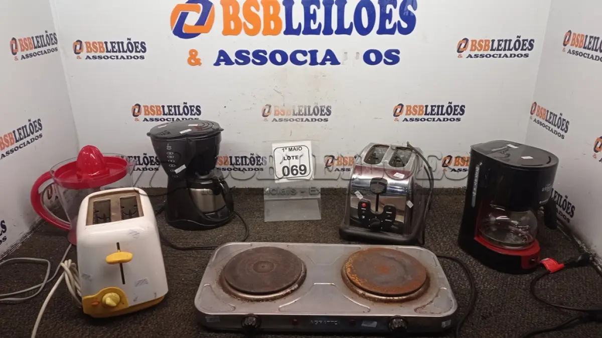 LOTE 069 - 01 FOGÃO DE INDUÇÃO COM 02 BOCAS MARCA AGRATTO, 02 TORRADEIRAS, 01 ESPREMEDOR DE FRUTAS E 02 CAFETEIRAS. (NO ESTADO) ATENÇÃO! FAZER A VISITAÇÃO ANTES DE ARREMATAR, NÃO SABEMOS SE FUNCIONA, LEILÃO NÃO TEM GARANTIA E NEM DEVOLUÇÃO, SUJEITO A POSSÍVEIS AVARIAS VISÍVEIS/OCULTAS E/OU AUSÊNCIA DE COMPONENTES.