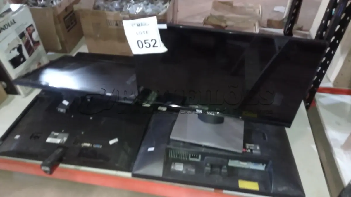 LOTE 052 - 10 MONITORES LCD DE MARCAS E MODELOS DIVERSOS. (NO ESTADO) ATENÇÃO! FAZER A VISITAÇÃO ANTES DE ARREMATAR, NÃO SABEMOS SE FUNCIONA, LEILÃO NÃO TEM GARANTIA E NEM DEVOLUÇÃO, SUJEITO A POSSÍVEIS AVARIAS VISÍVEIS/OCULTAS E/OU AUSÊNCIA DE COMPONENTES.