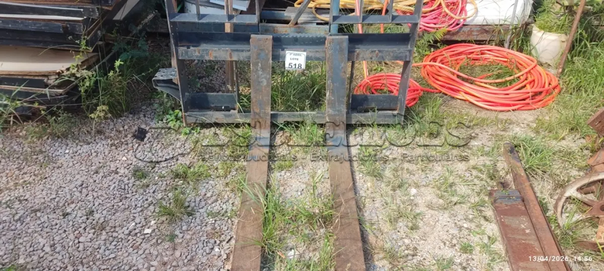 LOTE 518 - 01 GARFO PALLET ORIGINAL BOBCAT PARA MINICARREGADEIRA. (NO ESTADO) ATENÇÃO! FAZER A VISITAÇÃO ANTES DE ARREMATAR, NÃO SABEMOS SE FUNCIONA, LEILÃO NÃO TEM GARANTIA E NEM DEVOLUÇÃO, SUJEITO A POSSÍVEIS AVARIAS VISÍVEIS/OCULTAS E/OU AUSÊNCIA DE COMPONENTES.