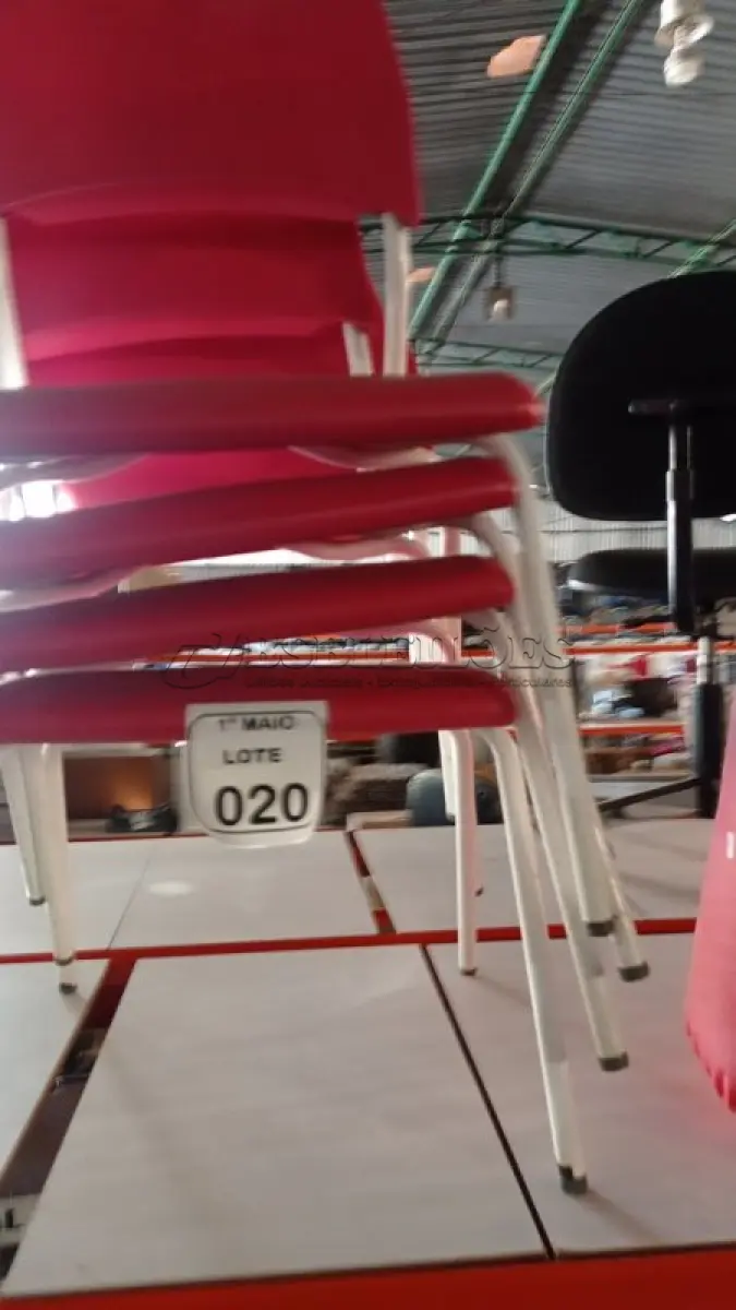 LOTE 020 - 04 CADEIRAS INFANTIS NA COR VERMELHA. (NO ESTADO) ATENÇÃO! FAZER A VISITAÇÃO ANTES DE ARREMATAR, NÃO SABEMOS SE FUNCIONA, LEILÃO NÃO TEM GARANTIA E NEM DEVOLUÇÃO, SUJEITO A POSSÍVEIS AVARIAS VISÍVEIS/OCULTAS E/OU AUSÊNCIA DE COMPONENTES.