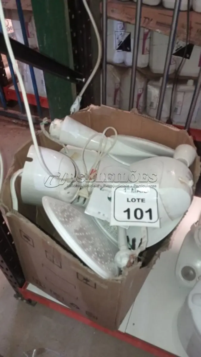 LOTE 101 - 01 LOTE COM VÁRIOS CHUVEIROS DESMONTADOS DE MARCAS E MODELOS DIVERSOS. (NO ESTADO) ATENÇÃO! FAZER A VISITAÇÃO ANTES DE ARREMATAR, NÃO SABEMOS SE FUNCIONA, LEILÃO NÃO TEM GARANTIA E NEM DEVOLUÇÃO, SUJEITO A POSSÍVEIS AVARIAS VISÍVEIS/OCULTAS E/OU AUSÊNCIA DE COMPONENTES.