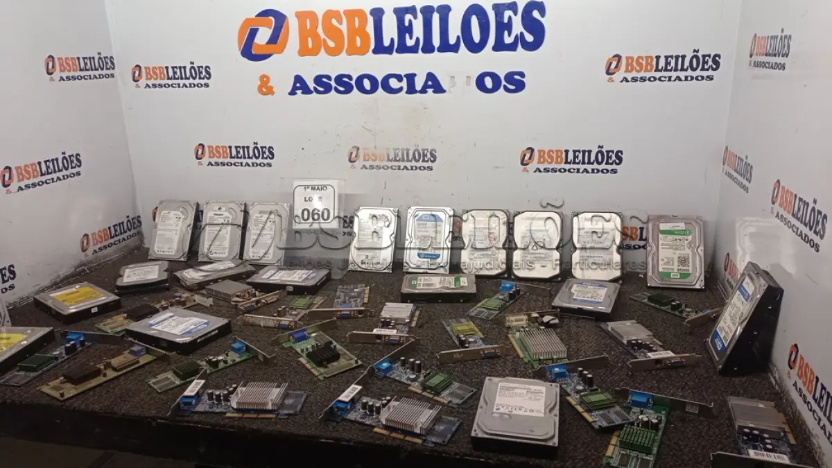 LOTE 060 - 01 CAIXA COM VÁRIOS HDS DE NOTEBOOK E PLACAS DE VÍDEOS DE MARCAS E MODELOS DIVERSOS. (NO ESTADO) ATENÇÃO! FAZER A VISITAÇÃO ANTES DE ARREMATAR, NÃO SABEMOS SE FUNCIONA, LEILÃO NÃO TEM GARANTIA E NEM DEVOLUÇÃO, SUJEITO A POSSÍVEIS AVARIAS VISÍVEIS/OCULTAS E/OU AUSÊNCIA DE COMPONENTES.