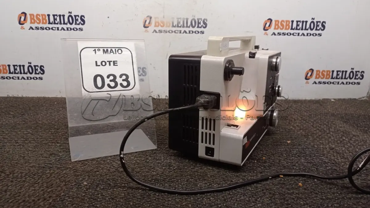 LOTE 033 - 01 PROJETOR MODELO MARK 610 D MARCA EUMIG. (NO ESTADO) ATENÇÃO! FAZER A VISITAÇÃO ANTES DE ARREMATAR, NÃO SABEMOS SE FUNCIONA, LEILÃO NÃO TEM GARANTIA E NEM DEVOLUÇÃO, SUJEITO A POSSÍVEIS AVARIAS VISÍVEIS/OCULTAS E/OU AUSÊNCIA DE COMPONENTES.