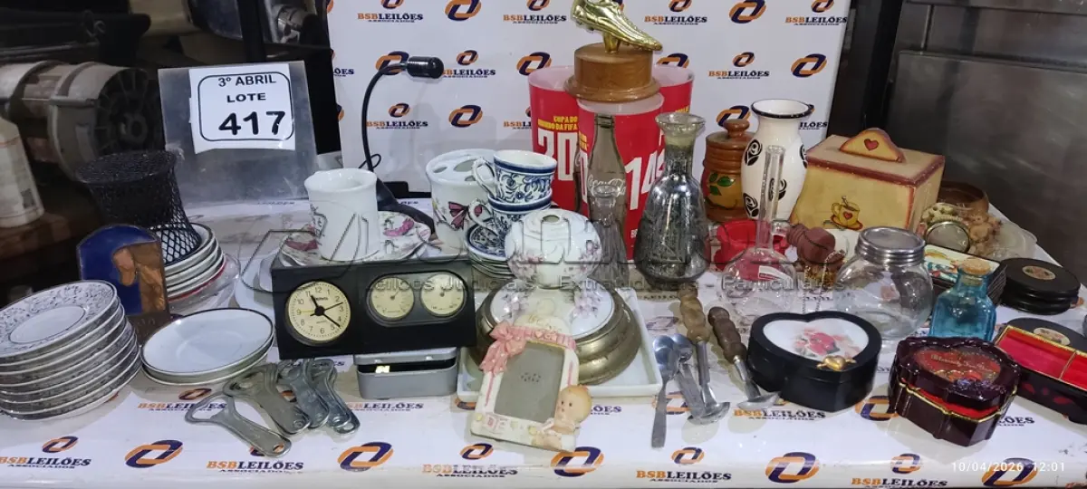 LOTE 417 - 01 CAIXA COM CANECAS, PRATOS DE LOUÇA, RELOJIO E OBJETOS DECORATIVOS DIVERSOS. (NO ESTADO) ATENÇÃO! FAZER A VISITAÇÃO ANTES DE ARREMATAR, NÃO SABEMOS SE FUNCIONA, LEILÃO NÃO TEM GARANTIA E NEM DEVOLUÇÃO, SUJEITO A POSSÍVEIS AVARIAS VISÍVEIS/OCULTAS E/OU AUSÊNCIA DE COMPONENTES.