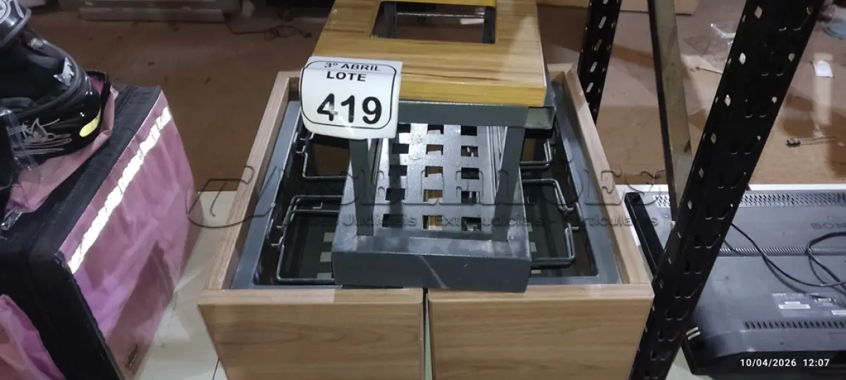 LOTE 419 - 03 SUPORTES EM MADEIRA COM ESTRUTURA DE FERRO. (NO ESTADO) ATENÇÃO! FAZER A VISITAÇÃO ANTES DE ARREMATAR, NÃO SABEMOS SE FUNCIONA, LEILÃO NÃO TEM GARANTIA E NEM DEVOLUÇÃO, SUJEITO A POSSÍVEIS AVARIAS VISÍVEIS/OCULTAS E/OU AUSÊNCIA DE COMPONENTES.