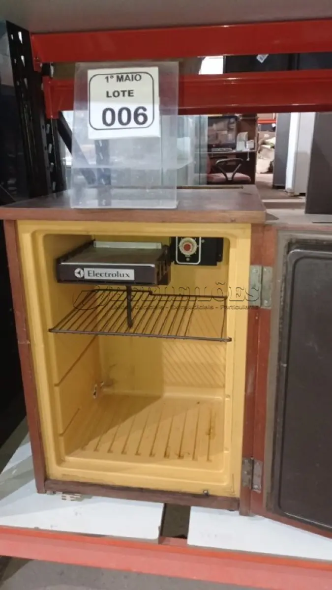 LOTE 006 - 01 FRIGOBAR VINTAGE MARCA ELECTROLUX. (NO ESTADO) ATENÇÃO! FAZER A VISITAÇÃO ANTES DE ARREMATAR, NÃO SABEMOS SE FUNCIONA, LEILÃO NÃO TEM GARANTIA E NEM DEVOLUÇÃO, SUJEITO A POSSÍVEIS AVARIAS VISÍVEIS/OCULTAS E/OU AUSÊNCIA DE COMPONENTES.