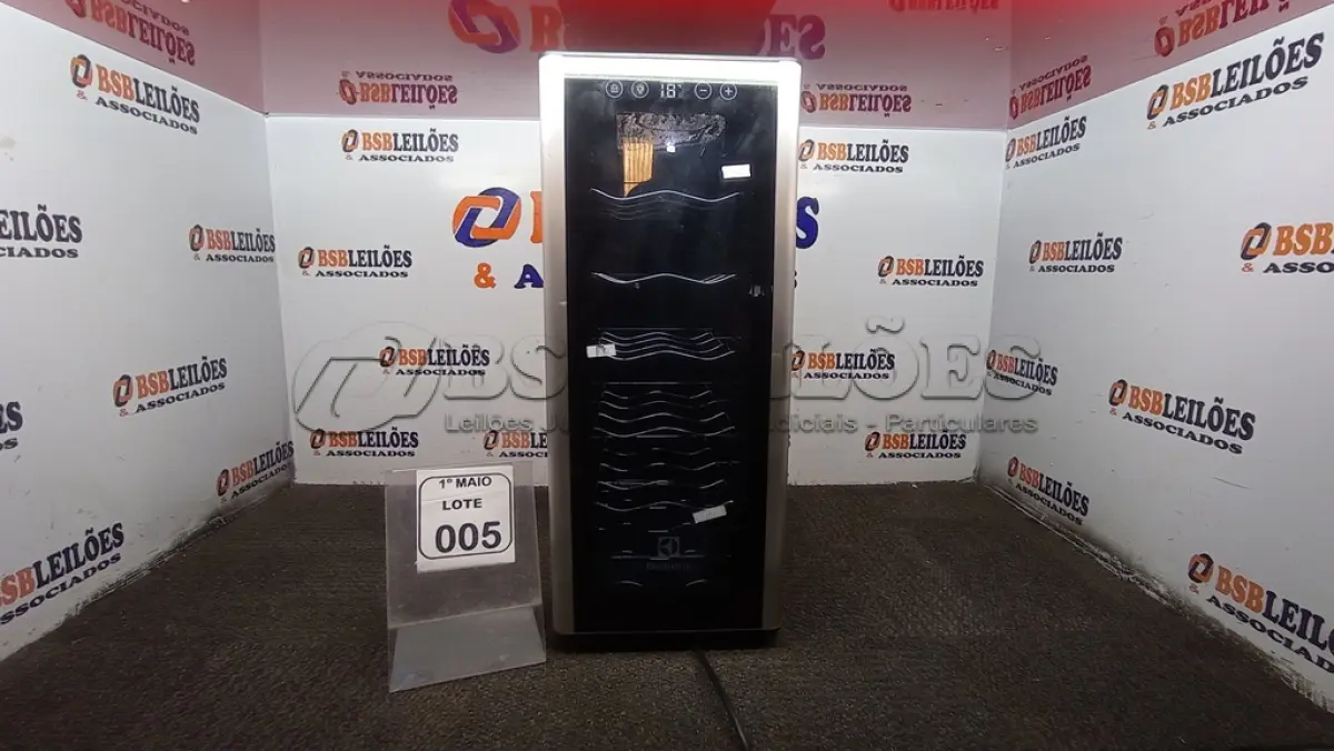 LOTE 005 - 01 CLIMATIZADOR DE VINHOS 127V MARCA ELECTROLUX. (NO ESTADO) ATENÇÃO! FAZER A VISITAÇÃO ANTES DE ARREMATAR, NÃO SABEMOS SE FUNCIONA, LEILÃO NÃO TEM GARANTIA E NEM DEVOLUÇÃO, SUJEITO A POSSÍVEIS AVARIAS VISÍVEIS/OCULTAS E/OU AUSÊNCIA DE COMPONENTES.