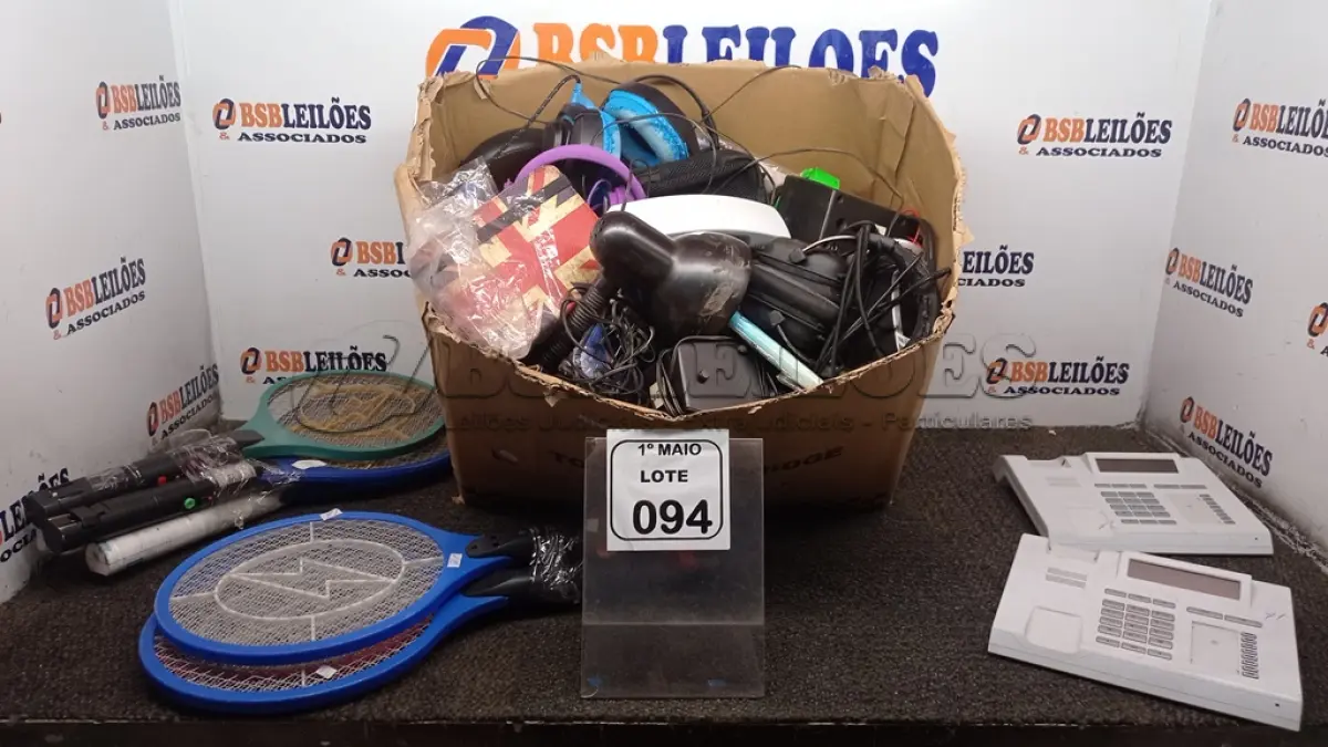 LOTE 094 - 01 CAIXA COM RAQUETES ELÉTRICAS, HEADPHONES, CAPAS PARA TABLETS, TECLADOS DE PC E ELETRÔNICOS DIVERSOS. (NO ESTADO) ATENÇÃO! FAZER A VISITAÇÃO ANTES DE ARREMATAR, NÃO SABEMOS SE FUNCIONA, LEILÃO NÃO TEM GARANTIA E NEM DEVOLUÇÃO, SUJEITO A POSSÍVEIS AVARIAS VISÍVEIS/OCULTAS E/OU AUSÊNCIA DE COMPONENTES.