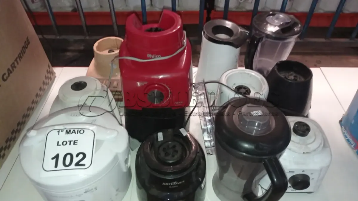 LOTE 102 - 01 PANELA ELÉTRICA, 03 COPOS DE LIQUIDIFICADOR E 09 MOTORES DE LIQUIDIFICAR DE MARCAS E MODELOS DIVERSOS. (NO ESTADO) ATENÇÃO! FAZER A VISITAÇÃO ANTES DE ARREMATAR, NÃO SABEMOS SE FUNCIONA, LEILÃO NÃO TEM GARANTIA E NEM DEVOLUÇÃO, SUJEITO A POSSÍVEIS AVARIAS VISÍVEIS/OCULTAS E/OU AUSÊNCIA DE COMPONENTES.