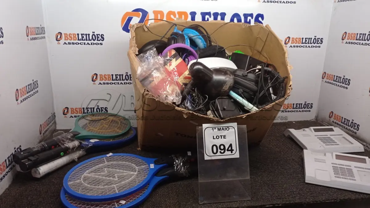 LOTE 094 - 01 CAIXA COM RAQUETES ELÉTRICAS, HEADPHONES, CAPAS PARA TABLETS, TECLADOS DE PC E ELETRÔNICOS DIVERSOS. (NO ESTADO) ATENÇÃO! FAZER A VISITAÇÃO ANTES DE ARREMATAR, NÃO SABEMOS SE FUNCIONA, LEILÃO NÃO TEM GARANTIA E NEM DEVOLUÇÃO, SUJEITO A POSSÍVEIS AVARIAS VISÍVEIS/OCULTAS E/OU AUSÊNCIA DE COMPONENTES.