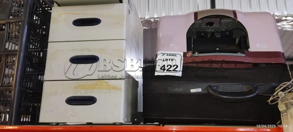 LOTE 422 - 01 MÁQUINA DE SECAGEM DE UNHA, 01 MALA DE VIAGEM E 01 GAVETEIRO ORGANIZADOR DE FERRO. (NO ESTADO) ATENÇÃO! FAZER A VISITAÇÃO ANTES DE ARREMATAR, NÃO SABEMOS SE FUNCIONA, LEILÃO NÃO TEM GARANTIA E NEM DEVOLUÇÃO, SUJEITO A POSSÍVEIS AVARIAS VISÍVEIS/OCULTAS E/OU AUSÊNCIA DE COMPONENTES.