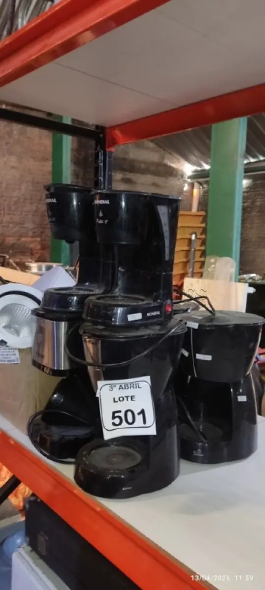 LOTE 501 - 06 CAFETEIRAS E 01 CAIXA COM VÁRIAS LUMINÁRIAS DE EMBUTIR E CENTRAIS ELÉTRICAS DE MARCAS DE MODELOS DIVERSOS CENTRAIS ELÉTRICAS DE MARCAS E MODELOS DIVERSOS. (NO ESTADO) ATENÇÃO! FAZER A VISITAÇÃO ANTES DE ARREMATAR, NÃO SABEMOS SE FUNCIONA, LEILÃO NÃO TEM GARANTIA E NEM DEVOLUÇÃO, SUJEITO A POSSÍVEIS AVARIAS VISÍVEIS/OCULTAS E/OU AUSÊNCIA DE COMPONENTES.