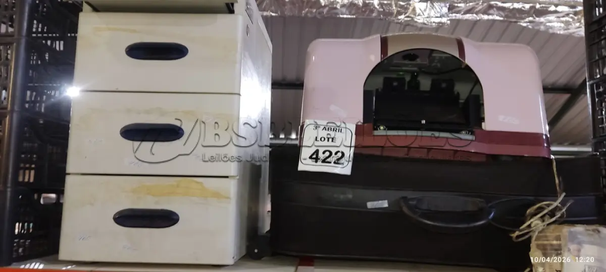 LOTE 422 - 01 MÁQUINA DE SECAGEM DE UNHA, 01 MALA DE VIAGEM E 01 GAVETEIRO ORGANIZADOR DE FERRO. (NO ESTADO) ATENÇÃO! FAZER A VISITAÇÃO ANTES DE ARREMATAR, NÃO SABEMOS SE FUNCIONA, LEILÃO NÃO TEM GARANTIA E NEM DEVOLUÇÃO, SUJEITO A POSSÍVEIS AVARIAS VISÍVEIS/OCULTAS E/OU AUSÊNCIA DE COMPONENTES.