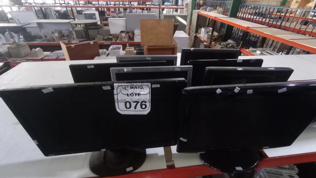 LOTE 076 - 08 MONITORES LCD DE MARCAS E MODELOS DIVERSOS. (NO ESTADO) ATENÇÃO! FAZER A VISITAÇÃO ANTES DE ARREMATAR, NÃO SABEMOS SE FUNCIONA, LEILÃO NÃO TEM GARANTIA E NEM DEVOLUÇÃO, SUJEITO A POSSÍVEIS AVARIAS VISÍVEIS/OCULTAS E/OU AUSÊNCIA DE COMPONENTES.