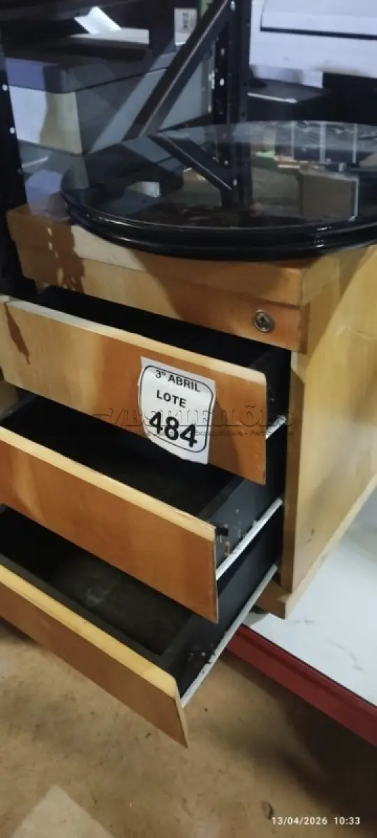LOTE 484 - 01 GAVETEIRO EM MADEIRA COM 03 GAVETAS E 02 TAMPOS DE MESA REDONDO PARA MESA DE CENTRO EM MADEIRA. (NO ESTADO) ATENÇÃO! FAZER A VISITAÇÃO ANTES DE ARREMATAR, NÃO SABEMOS SE FUNCIONA, LEILÃO NÃO TEM GARANTIA E NEM DEVOLUÇÃO, SUJEITO A POSSÍVEIS AVARIAS VISÍVEIS/OCULTAS E/OU AUSÊNCIA DE COMPONENTES.