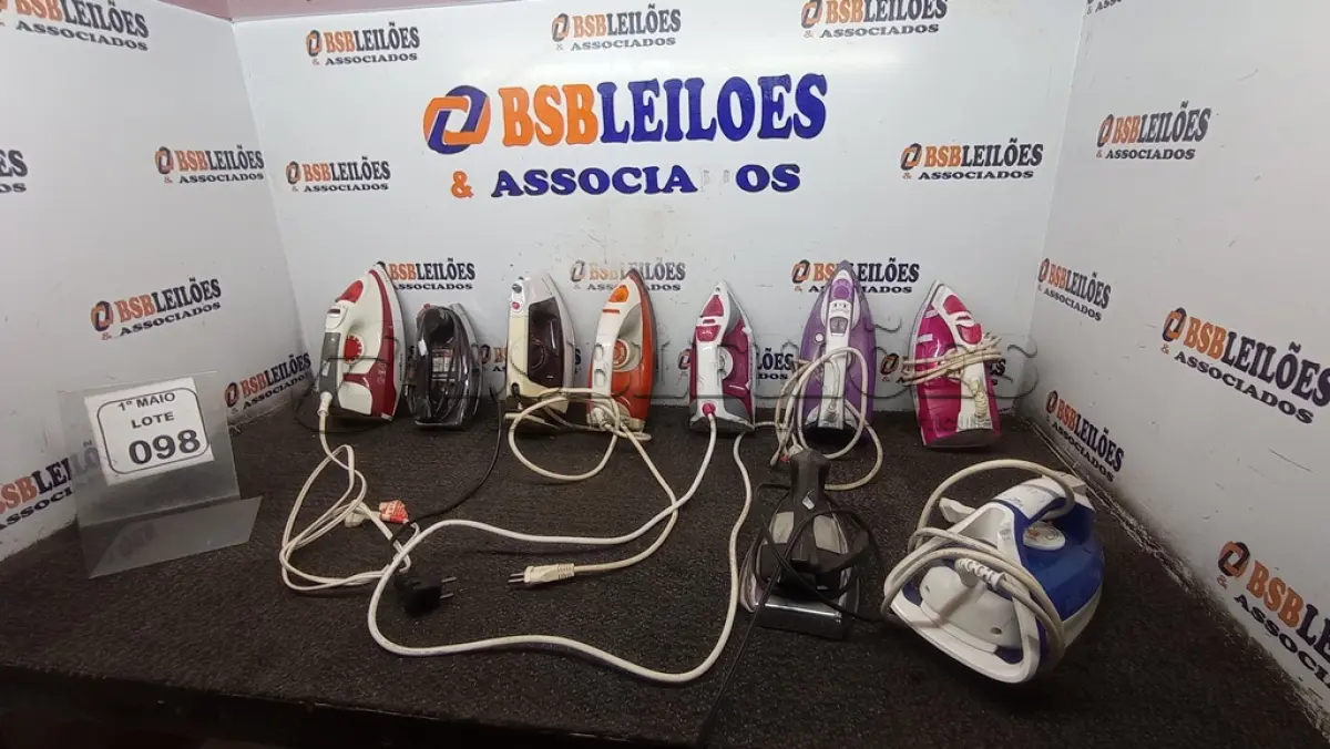 LOTE 098 - 09 FERROS DE PASSAR DE MARCAS E MODELOS DIVERSOS. (NO ESTADO) ATENÇÃO! FAZER A VISITAÇÃO ANTES DE ARREMATAR, NÃO SABEMOS SE FUNCIONA, LEILÃO NÃO TEM GARANTIA E NEM DEVOLUÇÃO, SUJEITO A POSSÍVEIS AVARIAS VISÍVEIS/OCULTAS E/OU AUSÊNCIA DE COMPONENTES.