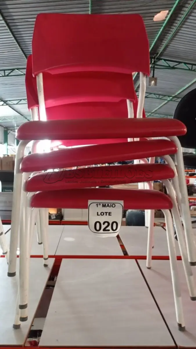 LOTE 020 - 04 CADEIRAS INFANTIS NA COR VERMELHA. (NO ESTADO) ATENÇÃO! FAZER A VISITAÇÃO ANTES DE ARREMATAR, NÃO SABEMOS SE FUNCIONA, LEILÃO NÃO TEM GARANTIA E NEM DEVOLUÇÃO, SUJEITO A POSSÍVEIS AVARIAS VISÍVEIS/OCULTAS E/OU AUSÊNCIA DE COMPONENTES.