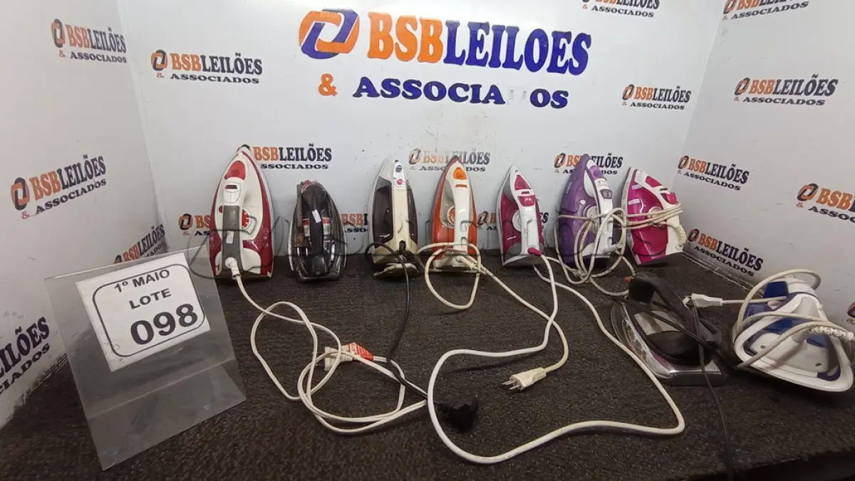 LOTE 098 - 09 FERROS DE PASSAR DE MARCAS E MODELOS DIVERSOS. (NO ESTADO) ATENÇÃO! FAZER A VISITAÇÃO ANTES DE ARREMATAR, NÃO SABEMOS SE FUNCIONA, LEILÃO NÃO TEM GARANTIA E NEM DEVOLUÇÃO, SUJEITO A POSSÍVEIS AVARIAS VISÍVEIS/OCULTAS E/OU AUSÊNCIA DE COMPONENTES.
