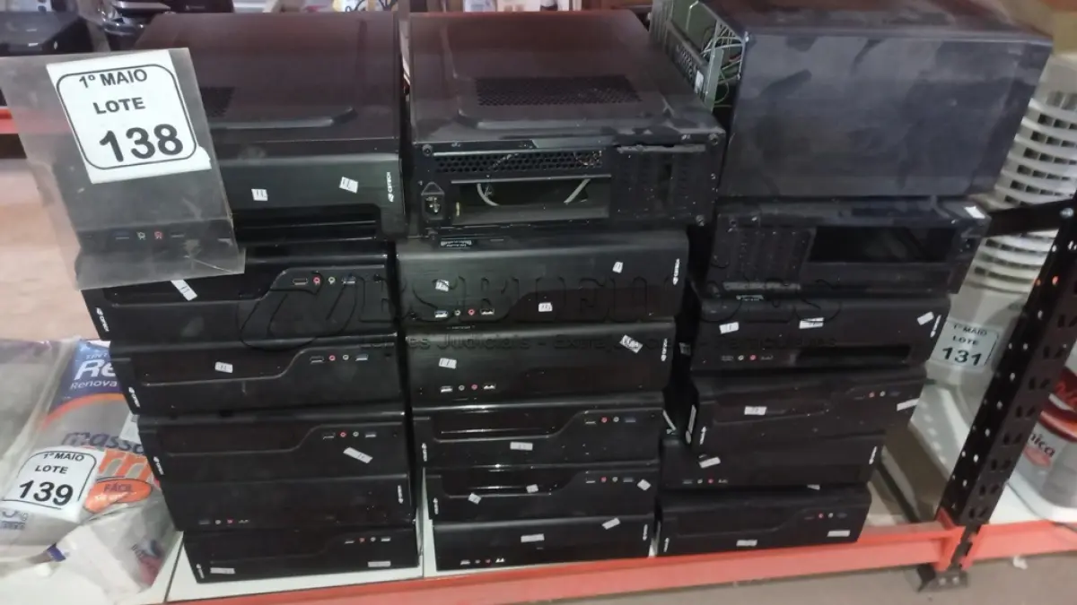 LOTE 138 - 18 GABINETES DE PC VAZIOS. (NO ESTADO) ATENÇÃO! FAZER A VISITAÇÃO ANTES DE ARREMATAR, NÃO SABEMOS SE FUNCIONA, LEILÃO NÃO TEM GARANTIA E NEM DEVOLUÇÃO, SUJEITO A POSSÍVEIS AVARIAS VISÍVEIS/OCULTAS E/OU AUSÊNCIA DE COMPONENTES.