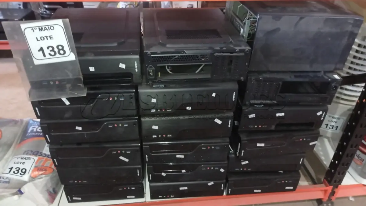 LOTE 138 - 18 GABINETES DE PC VAZIOS. (NO ESTADO) ATENÇÃO! FAZER A VISITAÇÃO ANTES DE ARREMATAR, NÃO SABEMOS SE FUNCIONA, LEILÃO NÃO TEM GARANTIA E NEM DEVOLUÇÃO, SUJEITO A POSSÍVEIS AVARIAS VISÍVEIS/OCULTAS E/OU AUSÊNCIA DE COMPONENTES.