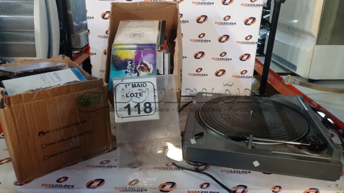 LOTE 118 - 01 TOCA DISCOS MODELO PX-E850LH E GRANDE QUANTIDADE DE CDS. (NO ESTADO) ATENÇÃO! FAZER A VISITAÇÃO ANTES DE ARREMATAR, NÃO SABEMOS SE FUNCIONA, LEILÃO NÃO TEM GARANTIA E NEM DEVOLUÇÃO, SUJEITO A POSSÍVEIS AVARIAS VISÍVEIS/OCULTAS E/OU AUSÊNCIA DE COMPONENTES.