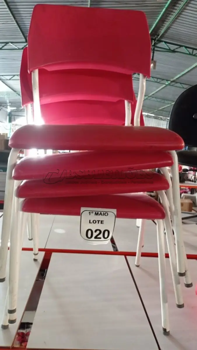LOTE 020 - 04 CADEIRAS INFANTIS NA COR VERMELHA. (NO ESTADO) ATENÇÃO! FAZER A VISITAÇÃO ANTES DE ARREMATAR, NÃO SABEMOS SE FUNCIONA, LEILÃO NÃO TEM GARANTIA E NEM DEVOLUÇÃO, SUJEITO A POSSÍVEIS AVARIAS VISÍVEIS/OCULTAS E/OU AUSÊNCIA DE COMPONENTES.