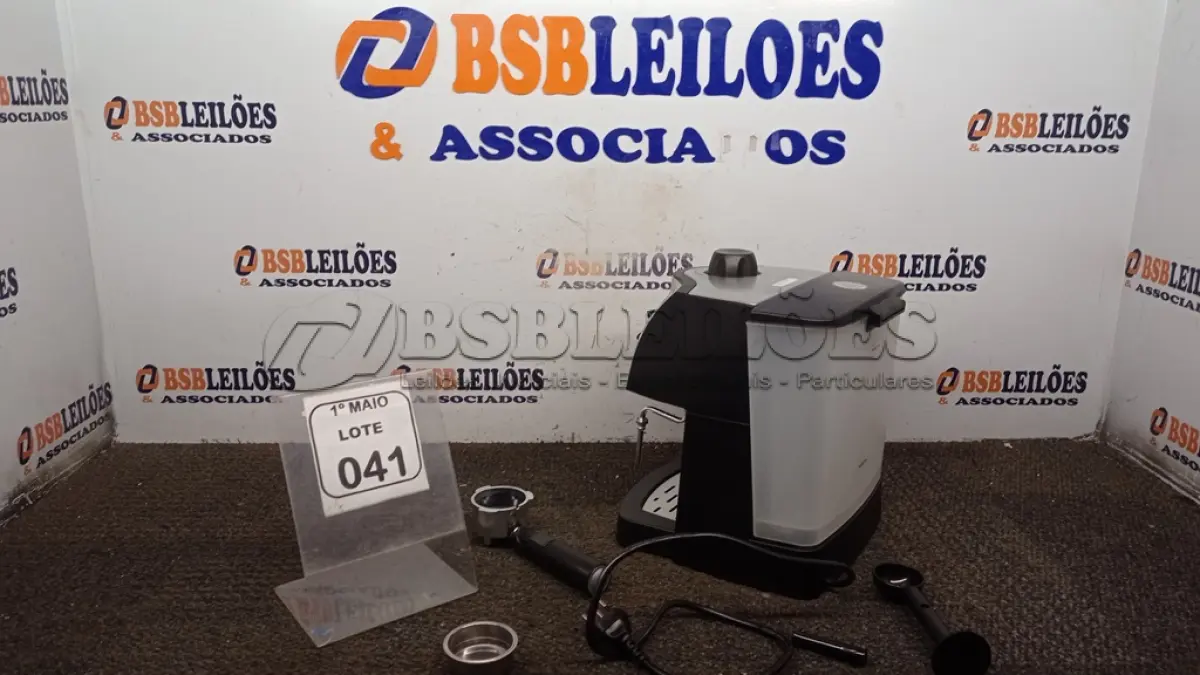 LOTE 041 - 01 MÁQUINA DE CAFÉ EXPRESSO 220V MARCA MONDIAL. (NO ESTADO) ATENÇÃO! FAZER A VISITAÇÃO ANTES DE ARREMATAR, NÃO SABEMOS SE FUNCIONA, LEILÃO NÃO TEM GARANTIA E NEM DEVOLUÇÃO, SUJEITO A POSSÍVEIS AVARIAS VISÍVEIS/OCULTAS E/OU AUSÊNCIA DE COMPONENTES.