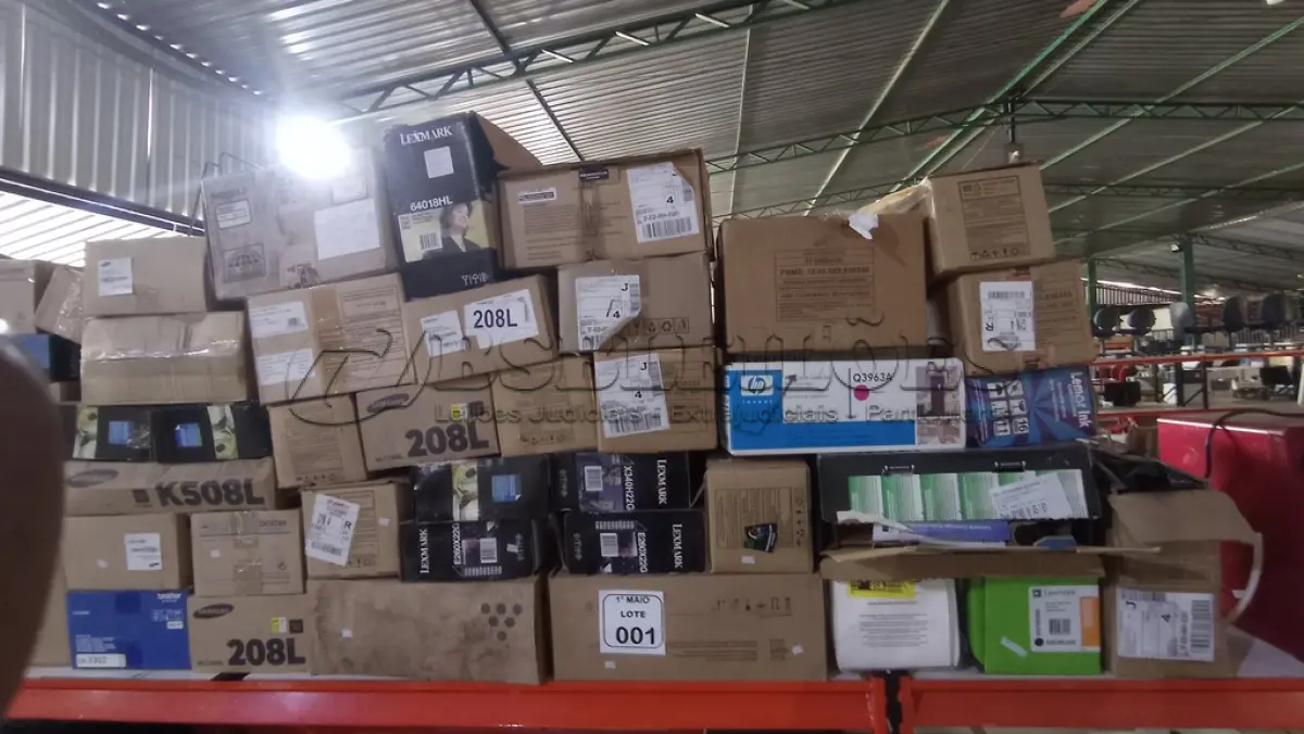 LOTE 001 - 01 LOTE COM GRANDE QUANTIDADE DE TONER DE IMPRESSORAS DE MARCAS E MODELOS DIVERSOS. (NO ESTADO) ATENÇÃO! FAZER A VISITAÇÃO ANTES DE ARREMATAR, NÃO SABEMOS SE FUNCIONA, LEILÃO NÃO TEM GARANTIA E NEM DEVOLUÇÃO, SUJEITO A POSSÍVEIS AVARIAS VISÍVEIS/OCULTAS E/OU AUSÊNCIA DE COMPONENTES.