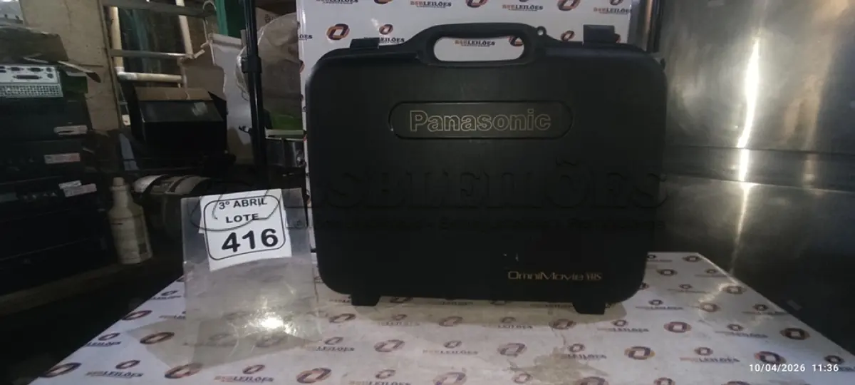 LOTE 416 - 01 FILMADORA OMINIMOVIE COMMALETAS E ACESORIOS MARCA PANASONIC. (NO ESTADO) ATENÇÃO! FAZER A VISITAÇÃO ANTES DE ARREMATAR, NÃO SABEMOS SE FUNCIONA, LEILÃO NÃO TEM GARANTIA E NEM DEVOLUÇÃO, SUJEITO A POSSÍVEIS AVARIAS VISÍVEIS/OCULTAS E/OU AUSÊNCIA DE COMPONENTES.