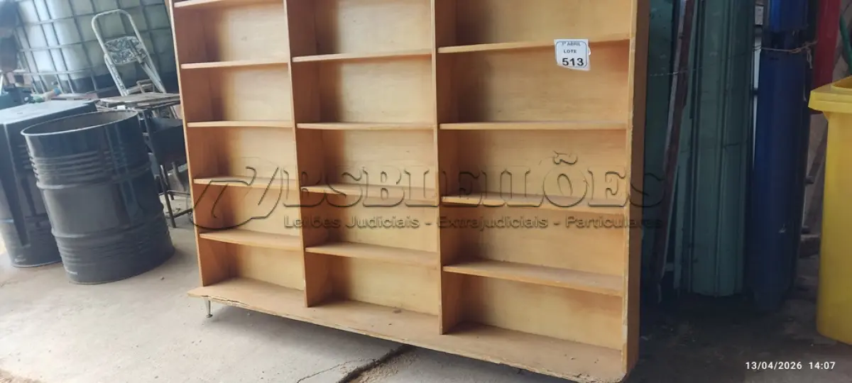 LOTE 513 - 01 ESTANTE TIPO ESCANINHO EM MADEIRA DE 1,98X1,52. (NO ESTADO) ATENÇÃO! FAZER A VISITAÇÃO ANTES DE ARREMATAR, NÃO SABEMOS SE FUNCIONA, LEILÃO NÃO TEM GARANTIA E NEM DEVOLUÇÃO, SUJEITO A POSSÍVEIS AVARIAS VISÍVEIS/OCULTAS E/OU AUSÊNCIA DE COMPONENTES.