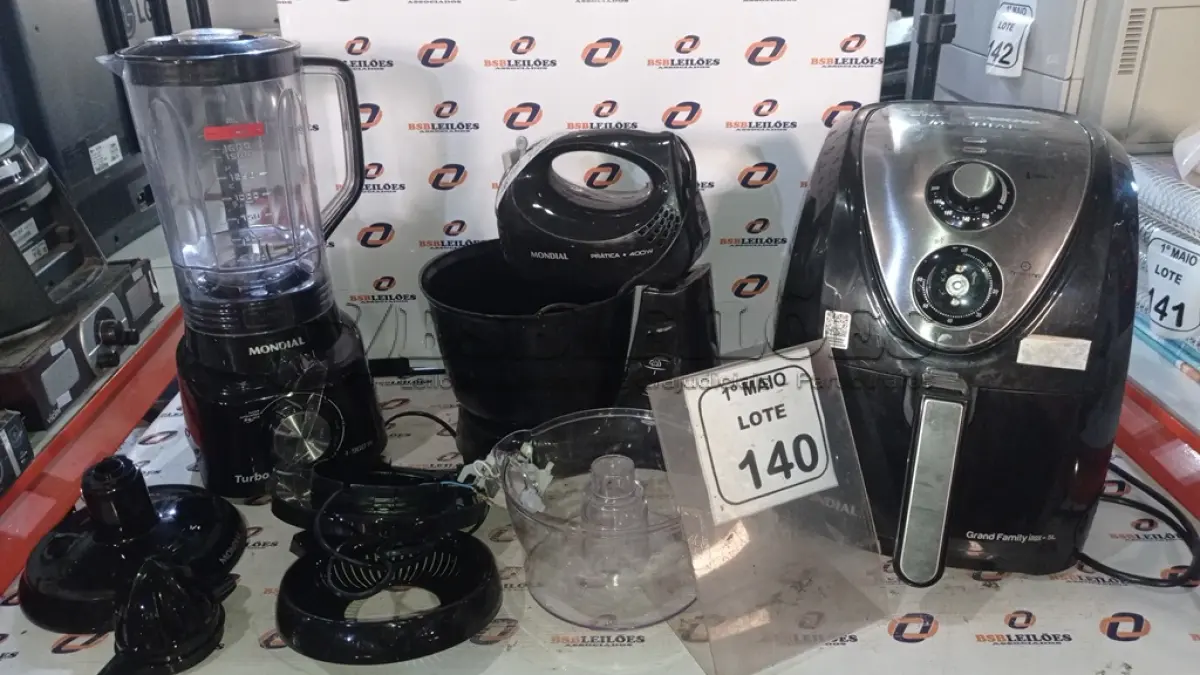 LOTE 140 - 01 AIR FRYER 220V, 01 BATEDEIRA 220V E 01 LIQUIDIFICADOR. (NO ESTADO) ATENÇÃO! FAZER A VISITAÇÃO ANTES DE ARREMATAR, NÃO SABEMOS SE FUNCIONA, LEILÃO NÃO TEM GARANTIA E NEM DEVOLUÇÃO, SUJEITO A POSSÍVEIS AVARIAS VISÍVEIS/OCULTAS E/OU AUSÊNCIA DE COMPONENTES.