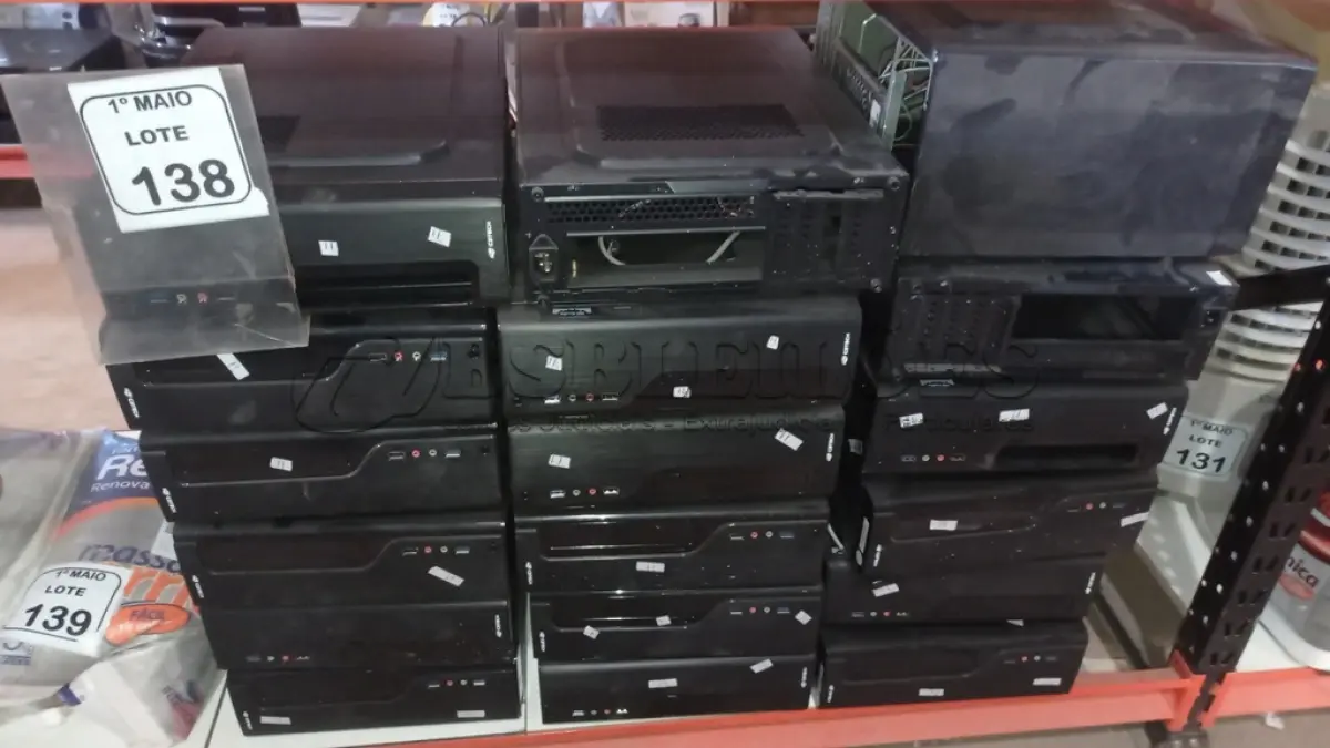 LOTE 138 - 18 GABINETES DE PC VAZIOS. (NO ESTADO) ATENÇÃO! FAZER A VISITAÇÃO ANTES DE ARREMATAR, NÃO SABEMOS SE FUNCIONA, LEILÃO NÃO TEM GARANTIA E NEM DEVOLUÇÃO, SUJEITO A POSSÍVEIS AVARIAS VISÍVEIS/OCULTAS E/OU AUSÊNCIA DE COMPONENTES.