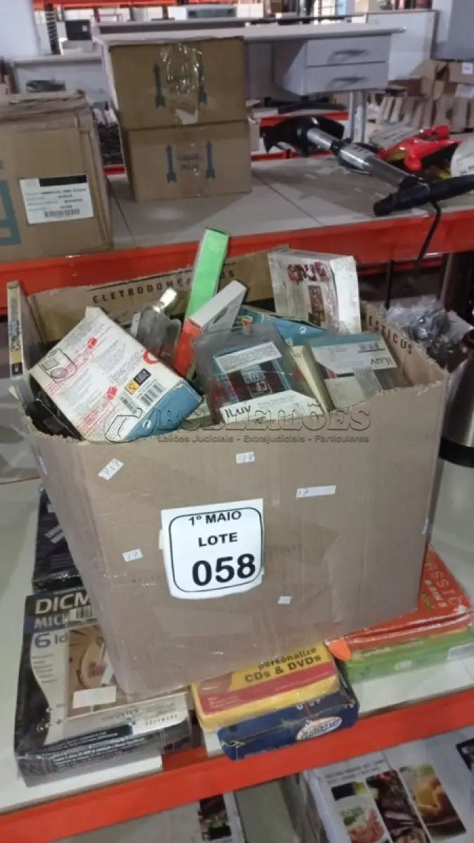 LOTE 058 - 01 CAIXA COM VÁRIAS CAPAS PARA CELULARES, MP3 PLAYER, DVDS, TECLADOS DE PC MATÉRIAS DE INFORMÁTICA DIVERSOS. (NO ESTADO) ATENÇÃO! FAZER A VISITAÇÃO ANTES DE ARREMATAR, NÃO SABEMOS SE FUNCIONA, LEILÃO NÃO TEM GARANTIA E NEM DEVOLUÇÃO, SUJEITO A POSSÍVEIS AVARIAS VISÍVEIS/OCULTAS E/OU AUSÊNCIA DE COMPONENTES.
