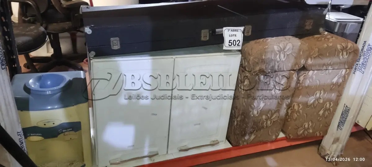 LOTE 502 - 01 ARMÁRIO PEQUENO DE COZINHA 02 PORTAS, 01 CASE NA COR PRETA E 01 BEBEDOURO PARA GARRAFÃO E 02 BAÚS ALMOFADADOS 01 BEBEDOURO PARA GARRAFÃO. (NO ESTADO) ATENÇÃO! FAZER A VISITAÇÃO ANTES DE ARREMATAR, NÃO SABEMOS SE FUNCIONA, LEILÃO NÃO TEM GARANTIA E NEM DEVOLUÇÃO, SUJEITO A POSSÍVEIS AVARIAS VISÍVEIS/OCULTAS E/OU AUSÊNCIA DE COMPONENTES.