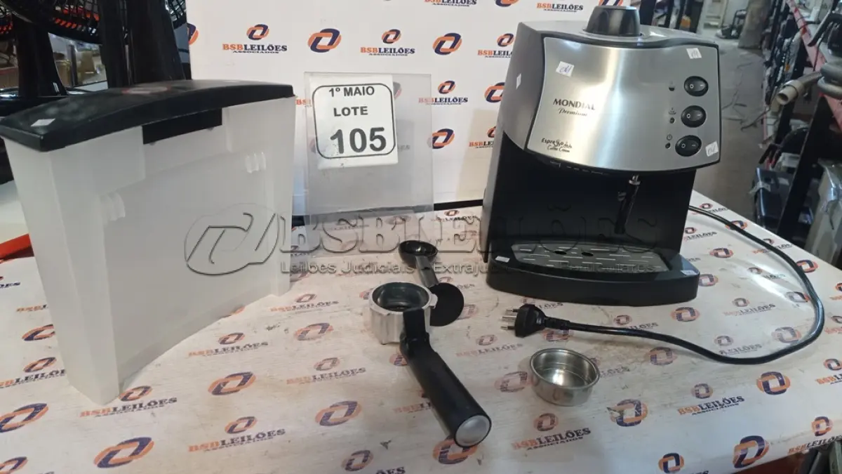 LOTE 105 - 01 MÁQUINA DE CAFÉ EXPRESSO 220V MARCA MONDIAL. (NO ESTADO) ATENÇÃO! FAZER A VISITAÇÃO ANTES DE ARREMATAR, NÃO SABEMOS SE FUNCIONA, LEILÃO NÃO TEM GARANTIA E NEM DEVOLUÇÃO, SUJEITO A POSSÍVEIS AVARIAS VISÍVEIS/OCULTAS E/OU AUSÊNCIA DE COMPONENTES.