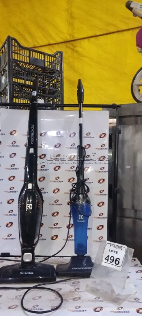 LOTE 496 - 02 ASPIRADORES DE PÓ 220V MARCA ELECTROLUX. (NO ESTADO) ATENÇÃO! FAZER A VISITAÇÃO ANTES DE ARREMATAR, NÃO SABEMOS SE FUNCIONA, LEILÃO NÃO TEM GARANTIA E NEM DEVOLUÇÃO, SUJEITO A POSSÍVEIS AVARIAS VISÍVEIS/OCULTAS E/OU AUSÊNCIA DE COMPONENTES.