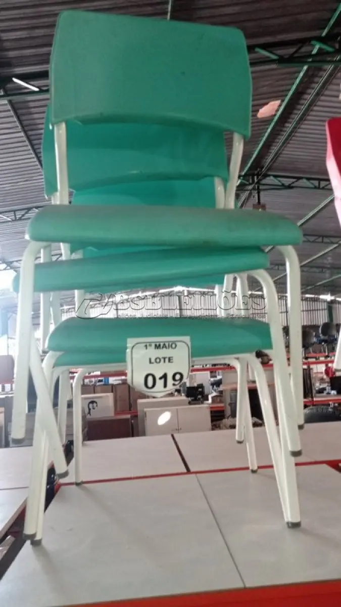 LOTE 019 - 04 CADEIRAS INFANTIS NA COR VERDE. (NO ESTADO) ATENÇÃO! FAZER A VISITAÇÃO ANTES DE ARREMATAR, NÃO SABEMOS SE FUNCIONA, LEILÃO NÃO TEM GARANTIA E NEM DEVOLUÇÃO, SUJEITO A POSSÍVEIS AVARIAS VISÍVEIS/OCULTAS E/OU AUSÊNCIA DE COMPONENTES.