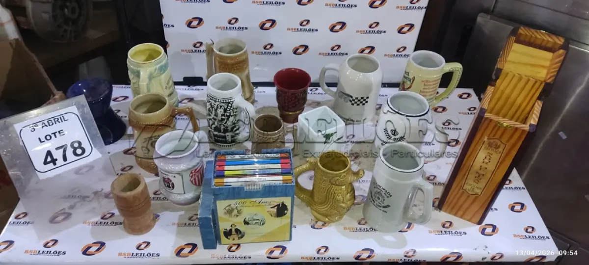 LOTE 478 - 01 CAIXA PARA GARRAFAS, 01 COLEÇÃO DE CDS E 15 CANECAS DECORATIVAS. (NO ESTADO) ATENÇÃO! FAZER A VISITAÇÃO ANTES DE ARREMATAR, NÃO SABEMOS SE FUNCIONA, LEILÃO NÃO TEM GARANTIA E NEM DEVOLUÇÃO, SUJEITO A POSSÍVEIS AVARIAS VISÍVEIS/OCULTAS E/OU AUSÊNCIA DE COMPONENTES.