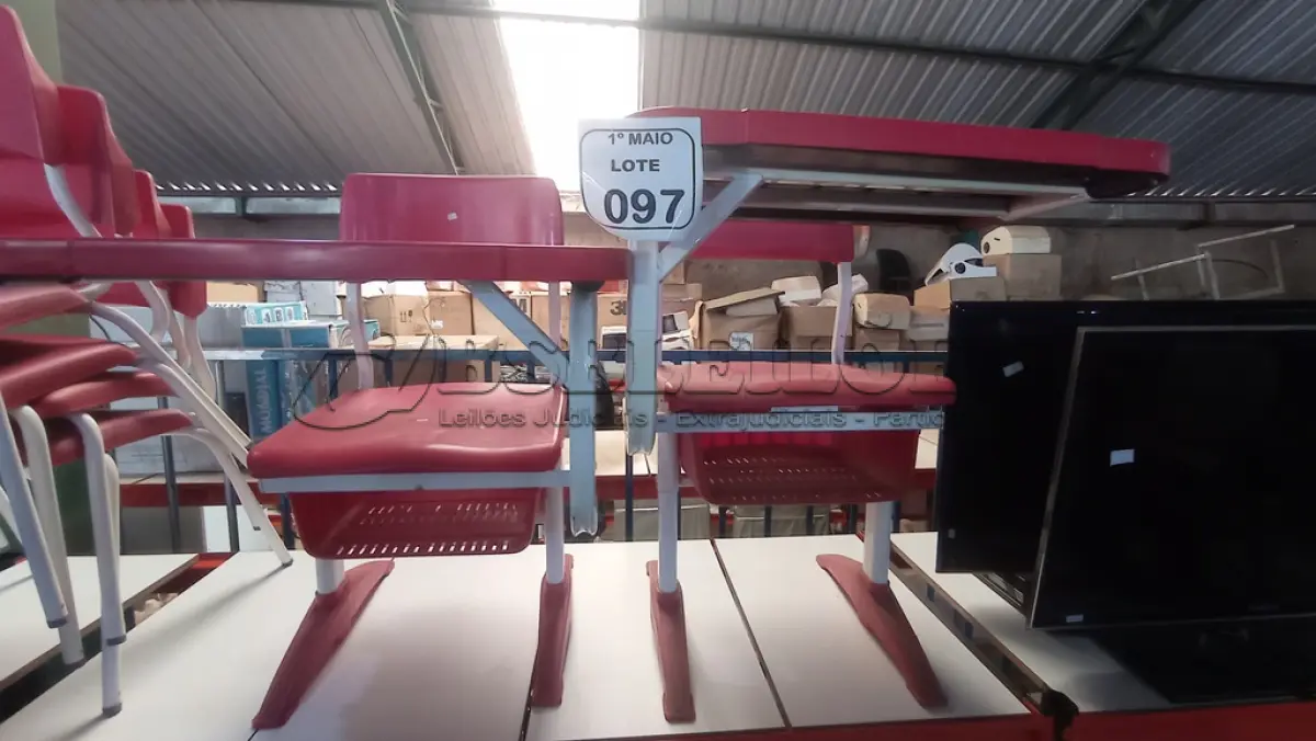 LOTE 097 - 02 CADEIRAS INFANTIS DE ESTUDANTE COM MESA ACOPLADA NA COR VERMELHA. (NO ESTADO) ATENÇÃO! FAZER A VISITAÇÃO ANTES DE ARREMATAR, NÃO SABEMOS SE FUNCIONA, LEILÃO NÃO TEM GARANTIA E NEM DEVOLUÇÃO, SUJEITO A POSSÍVEIS AVARIAS VISÍVEIS/OCULTAS E/OU AUSÊNCIA DE COMPONENTES.