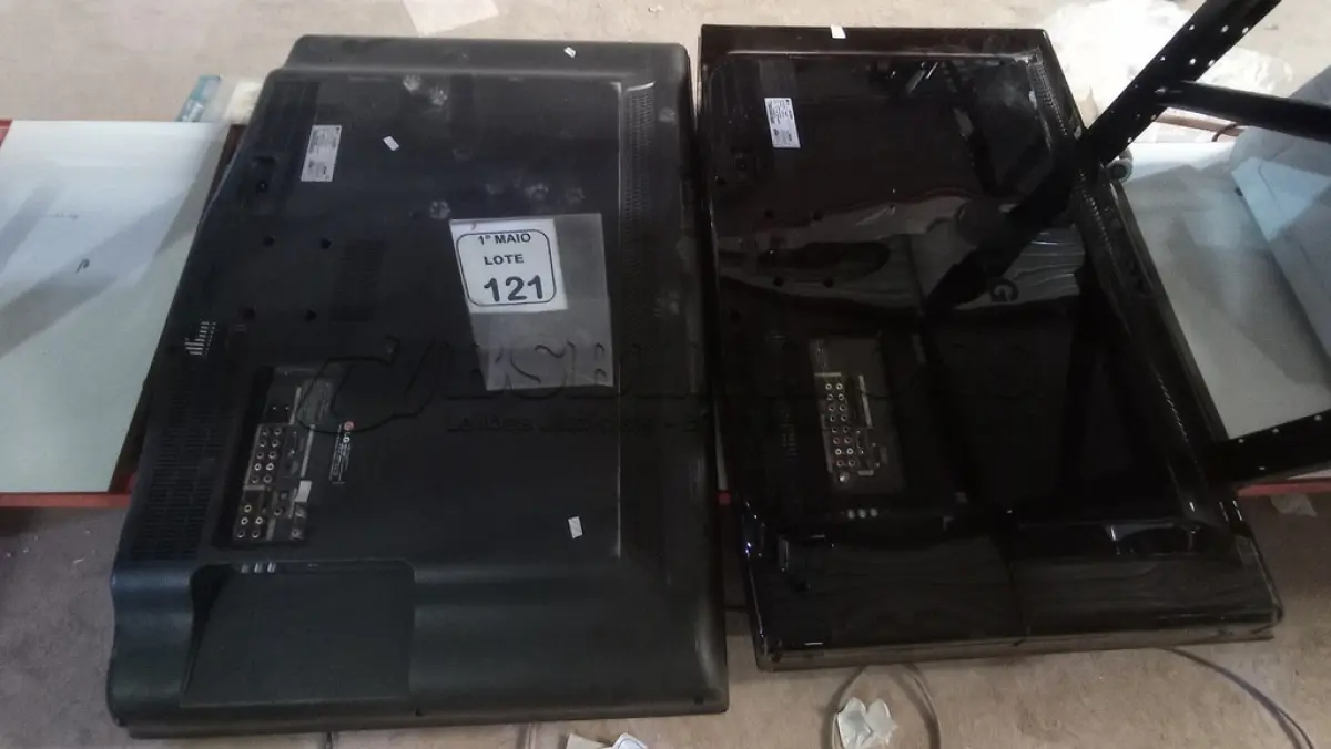 LOTE 121 - 02 TVS LCD 42’’ MARCA LG. (NO ESTADO) ATENÇÃO! FAZER A VISITAÇÃO ANTES DE ARREMATAR, NÃO SABEMOS SE FUNCIONA, LEILÃO NÃO TEM GARANTIA E NEM DEVOLUÇÃO, SUJEITO A POSSÍVEIS AVARIAS VISÍVEIS/OCULTAS E/OU AUSÊNCIA DE COMPONENTES.