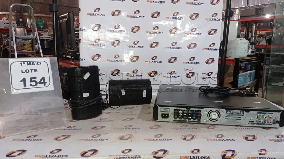 LOTE 154 - 01 APARELHO DE DVD COM 02 CAIXAS DE SOM MARCA PHILIPS. (NO ESTADO) ATENÇÃO! FAZER A VISITAÇÃO ANTES DE ARREMATAR, NÃO SABEMOS SE FUNCIONA, LEILÃO NÃO TEM GARANTIA E NEM DEVOLUÇÃO, SUJEITO A POSSÍVEIS AVARIAS VISÍVEIS/OCULTAS E/OU AUSÊNCIA DE COMPONENTES.