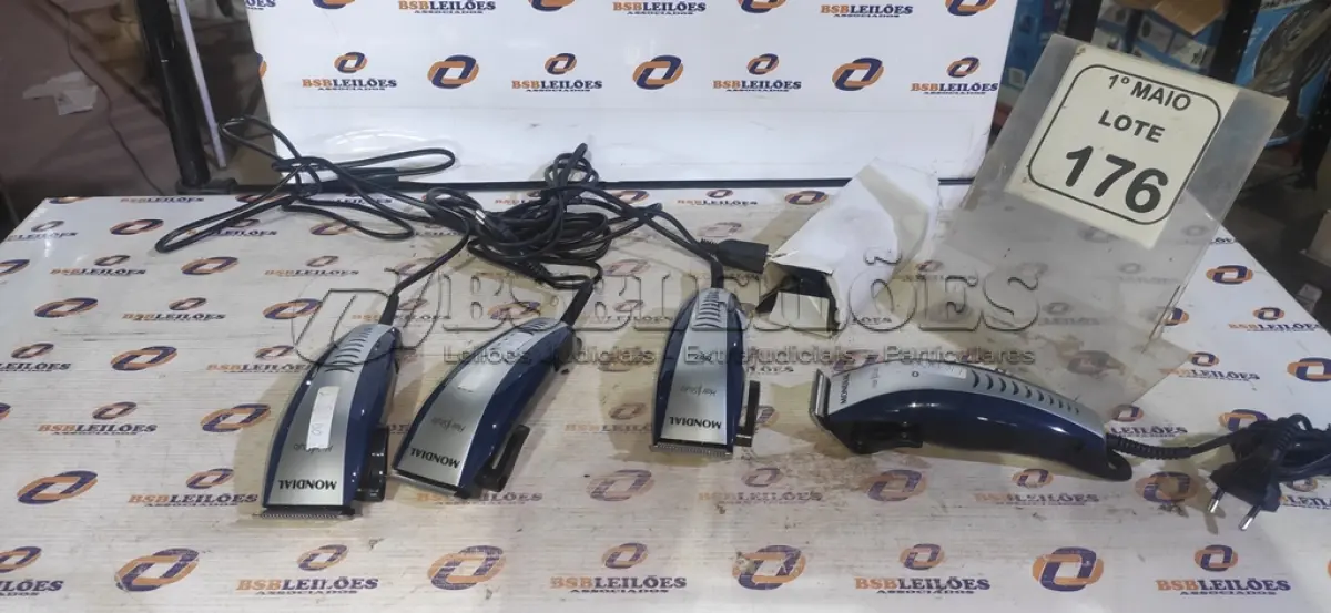 LOTE 176 - 04 MÁQUINAS DE CORTAR CABELO 220V MARCA MONDIAL. (NO ESTADO) ATENÇÃO! FAZER A VISITAÇÃO ANTES DE ARREMATAR, NÃO SABEMOS SE FUNCIONA, LEILÃO NÃO TEM GARANTIA E NEM DEVOLUÇÃO, SUJEITO A POSSÍVEIS AVARIAS VISÍVEIS/OCULTAS E/OU AUSÊNCIA DE COMPONENTES.