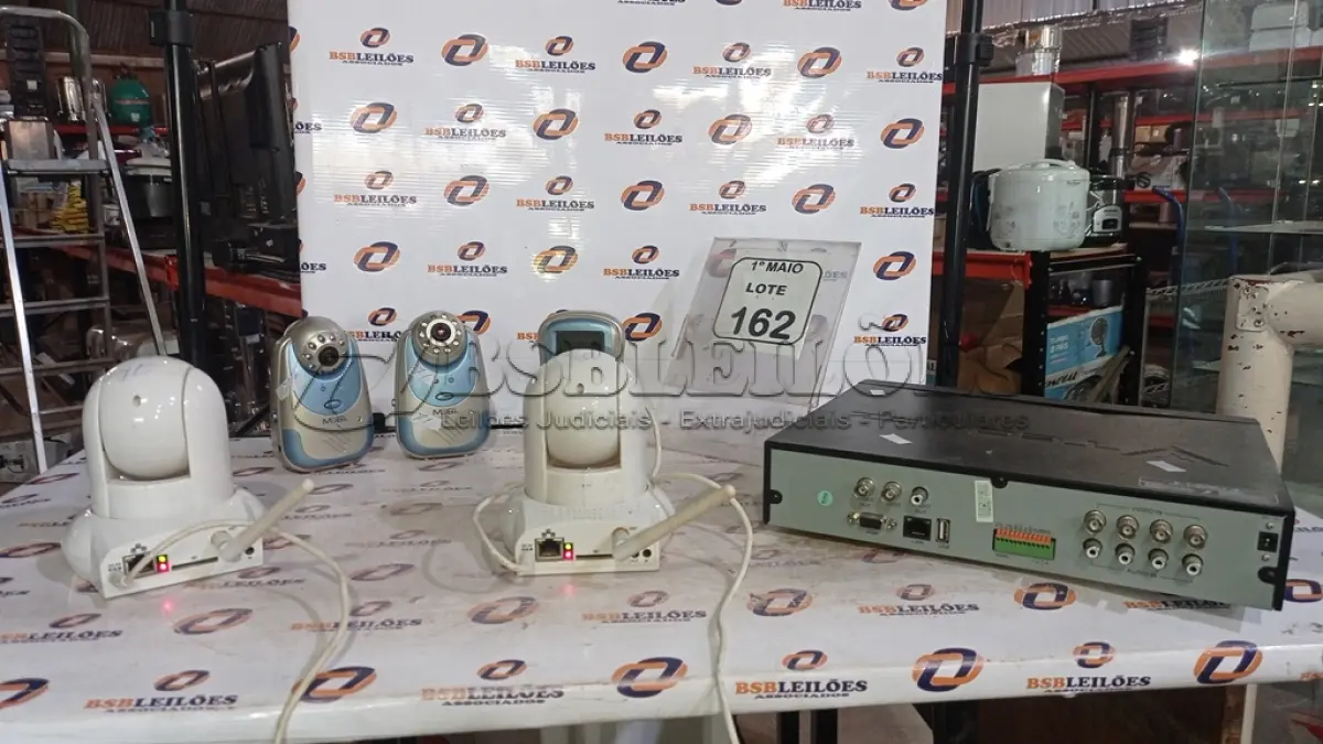 LOTE 162 - 01 APARELHO DVR E 02 CÂMERAS DE MONITORAMENTO MARCA FOSCAM E 03 CÂMERAS SEM FIO MARCA MOBI. (NO ESTADO) ATENÇÃO! FAZER A VISITAÇÃO ANTES DE ARREMATAR, NÃO SABEMOS SE FUNCIONA, LEILÃO NÃO TEM GARANTIA E NEM DEVOLUÇÃO, SUJEITO A POSSÍVEIS AVARIAS VISÍVEIS/OCULTAS E/OU AUSÊNCIA DE COMPONENTES.