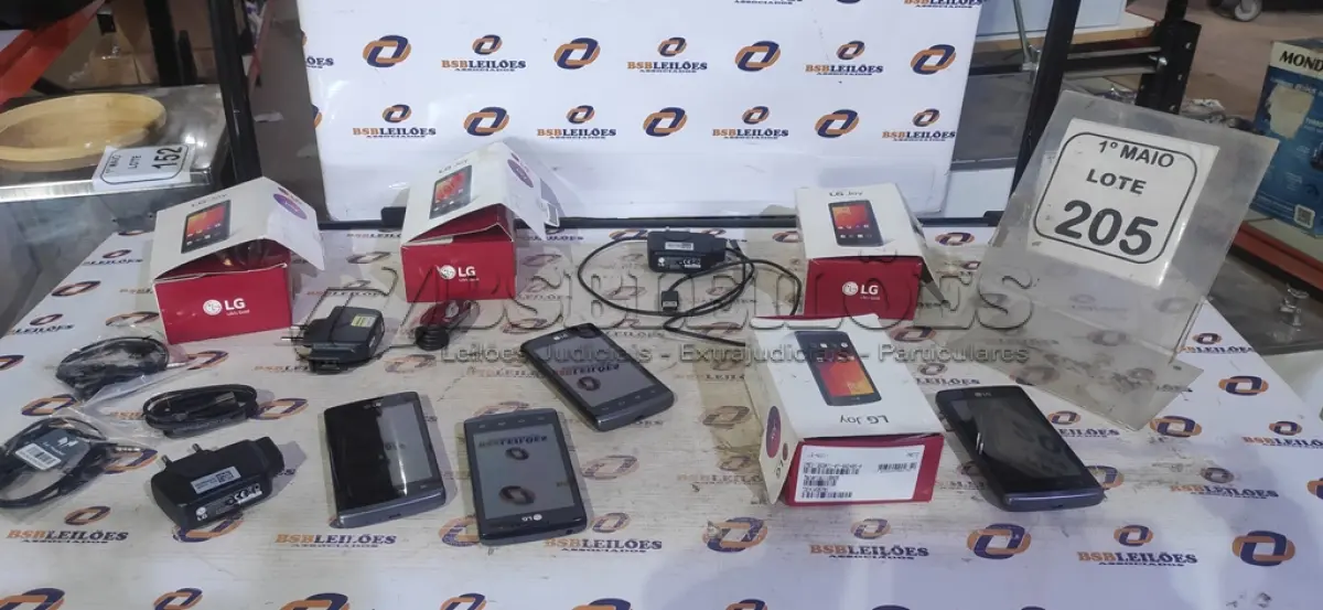 LOTE 205 - 04 CELULARES MODELO JOY COM 03 CARREGADORES MARCA LG. (NO ESTADO) ATENÇÃO! FAZER A VISITAÇÃO ANTES DE ARREMATAR, NÃO SABEMOS SE FUNCIONA, LEILÃO NÃO TEM GARANTIA E NEM DEVOLUÇÃO, SUJEITO A POSSÍVEIS AVARIAS VISÍVEIS/OCULTAS E/OU AUSÊNCIA DE COMPONENTES.