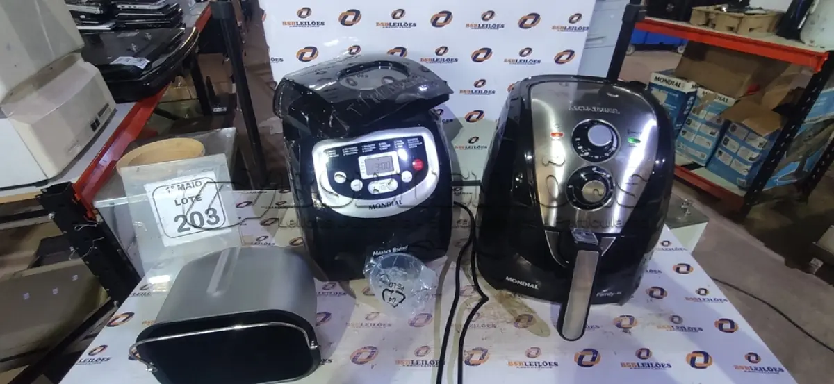 LOTE 203 - 01 AIR FRYER E 01 PANIFICADORA 220V MARCA MONDIAL. (NO ESTADO) ATENÇÃO! FAZER A VISITAÇÃO ANTES DE ARREMATAR, NÃO SABEMOS SE FUNCIONA, LEILÃO NÃO TEM GARANTIA E NEM DEVOLUÇÃO, SUJEITO A POSSÍVEIS AVARIAS VISÍVEIS/OCULTAS E/OU AUSÊNCIA DE COMPONENTES.