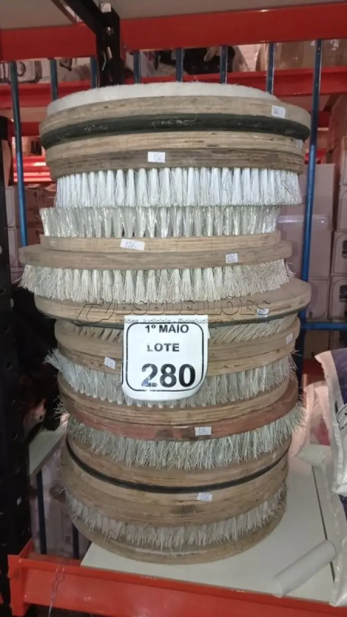 LOTE 280 - 01 LOTE COM VÁRIAS ESCOVAS DE ENCERADEIRA. (NO ESTADO) ATENÇÃO! FAZER A VISITAÇÃO ANTES DE ARREMATAR, NÃO SABEMOS SE FUNCIONA, LEILÃO NÃO TEM GARANTIA E NEM DEVOLUÇÃO, SUJEITO A POSSÍVEIS AVARIAS VISÍVEIS/OCULTAS E/OU AUSÊNCIA DE COMPONENTES.