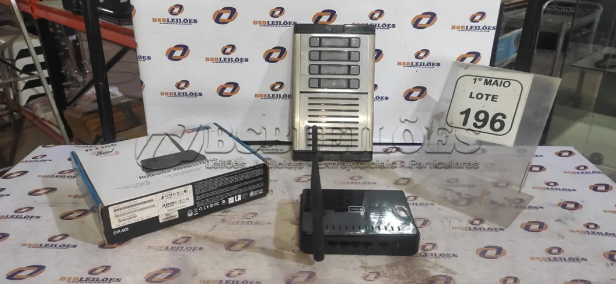 LOTE 196 - 01 ROTEADOR D LINK E 01 INTERFONE. (NO ESTADO) ATENÇÃO! FAZER A VISITAÇÃO ANTES DE ARREMATAR, NÃO SABEMOS SE FUNCIONA. LEILÃO NÃO TEM GARANTIA E NEM DEVOLUÇÃO, SUJEITO A POSSÍVEIS AVARIAS VISÍVEIS/OCULTAS E/OU AUSÊNCIA DE COMPONENTES.