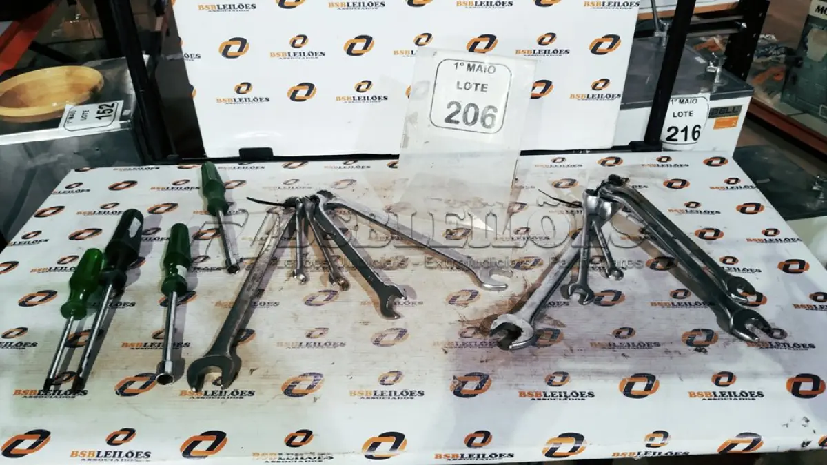 LOTE 206 - 01 LOTE COM VÁRIAS CHAVES TAMANHOS E MEDIDAS DIVERSAS MARCA BELZER. (NO ESTADO) ATENÇÃO! FAZER A VISITAÇÃO ANTES DE ARREMATAR, NÃO SABEMOS SE FUNCIONA, LEILÃO NÃO TEM GARANTIA E NEM DEVOLUÇÃO, SUJEITO A POSSÍVEIS AVARIAS VISÍVEIS/OCULTAS E/OU AUSÊNCIA DE COMPONENTES.